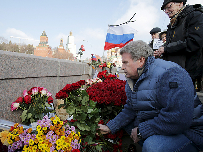 A man lays flowers at the site where Russian politician Boris Nemtsov was killed, to commemorate him at the Great Moskvoretsky Bridge in central Moscow April 7, 2015. (Reuters / Maxim Shemetov)