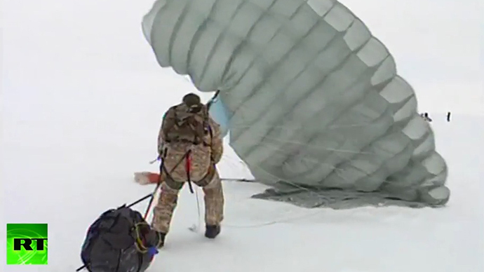 Russian paratroopers make history by landing on drifting Arctic iceberg (VIDEO)