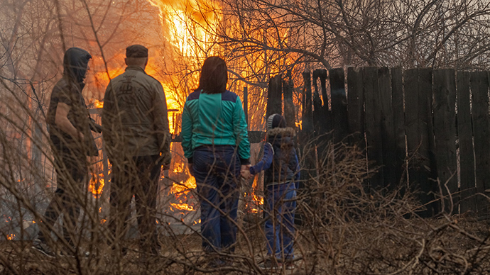 Local residents watch the fire at the outskirts of the city of Abakan (RIA Novosti / Denis Mukimov)