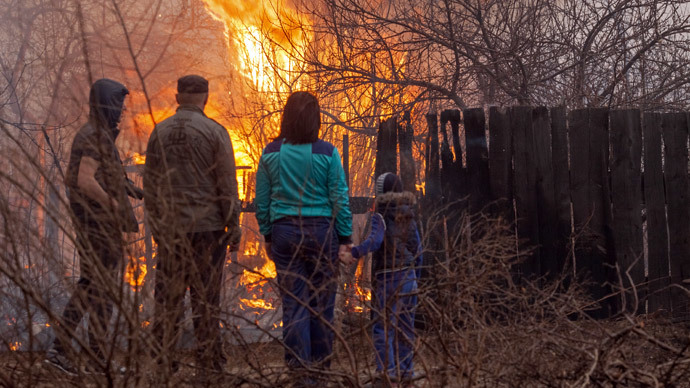 Local residents observe the fire on the outskirts of Abakan.(RIA Novosti / Denis Mukimov)