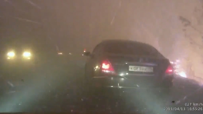 Terrifying footage of cars battling through hellish Russian wildfire (VIDEO)
