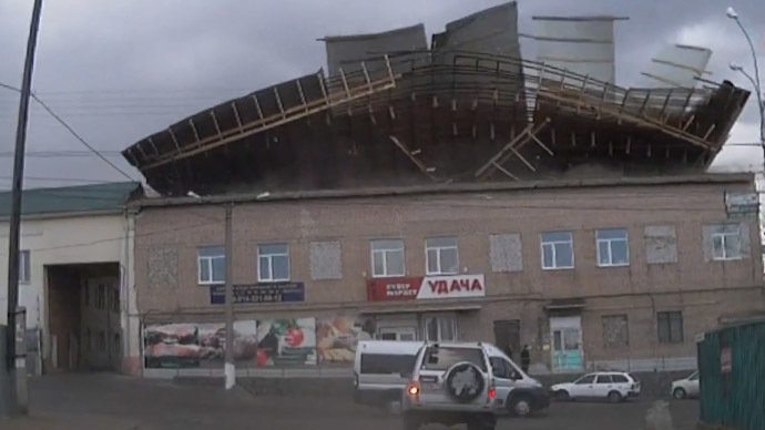 Building roof blown away in single blast of wind caught on dashcam (VIDEO)