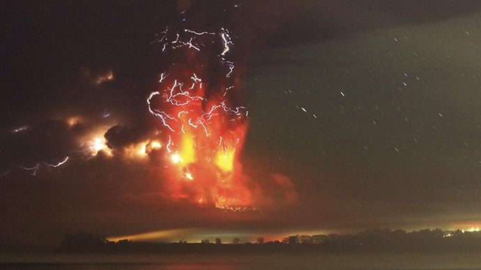 Hell of a VIDEO: Lava column & lightning hit dark sky as Chile’s Mt. Calbuco erupts for 2nd day
