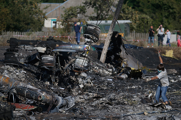 Members of the Ukrainian Emergencies Ministry work at the crash site of Malaysia Airlines Flight MH17, near the village of Hrabove, Donetsk region, July 20, 2014 (Reuters / Maxim Zmeyev)