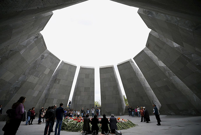 People mourn at the Tsitsernakaberd Armenian Genocide Memorial Museum in Yerevan, April 21, 2015. (Reuters/David Mdzinarishvili)
