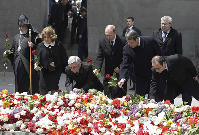 (L-R) Catholicos Karekin II, the supreme head of the Armenian Apostolic Church, Armenia's President Serzh Sargsyan together with his wife Rita, Russia's President Vladimir Putin, Cyprus President Nicos Anastasiades and France's President Francois Hollande lay flowers during a commemoration ceremony marking the centenary of the mass killing of Armenians by Ottoman Turks in Yerevan, Armenia, April 24, 2015. (Reuters/Alexei Nikolsky/RIA Novosti/Kremlin)