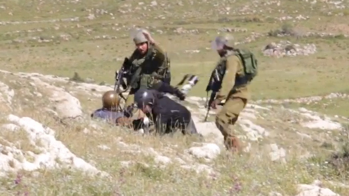 ‘Get out of here!’: Israeli soldiers attack photojournalists near West Bank town (VIDEO)
