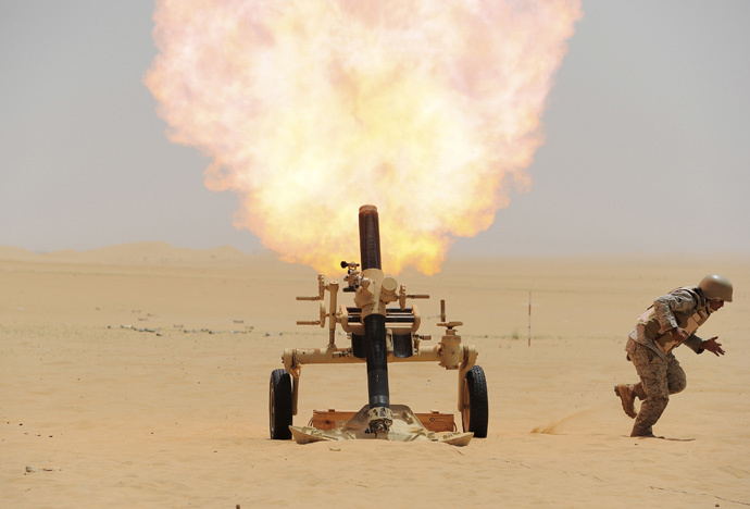 A Saudi soldier fires a mortar towards Houthi movement position, at the Saudi border with Yemen (Reuters / Stringer)