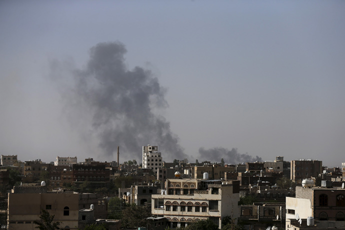 Smoke billows from the international airport of Yemen's capital Sanaa after it was hit with air strikes by Saudi-led coalition April 28, 2015. (Reuters / Khaled Abdullah)