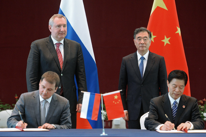 Russia's Deputy Prime Minister Dmitry Rogozin, second left, and Vice Premier of the State Council of the People's Republic of China Wang Yang, second right, meet in Hangzhou, China. (RIA Novosti / Sergey Mamontov) 