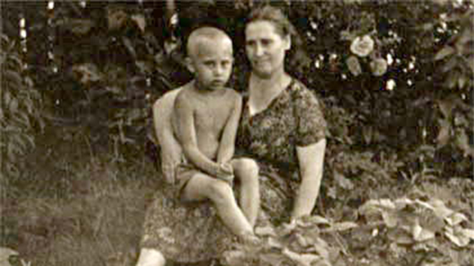Vladimir Putin with his mother (Image from wikipedia.org)