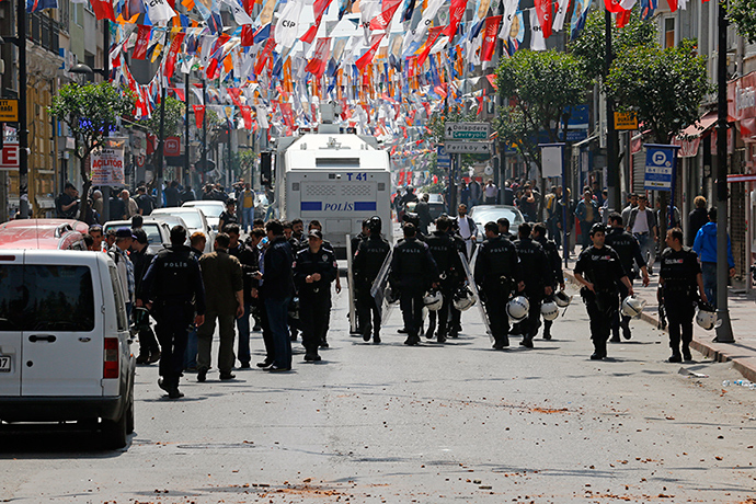 Policemen block a street to prevent people from gathering for May Day demonstrations near Taksim Square in Istanbul, Turkey, May 1, 2015 (Reuters / Umit Bektas)