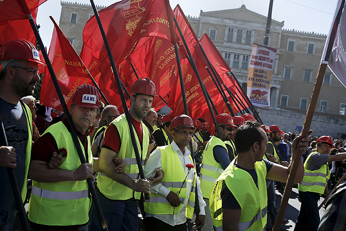 Protesters from the Communist-affiliated trade union PAME hold red flags during a May Day rally in front of the parliament building in Athens May 1, 2015 (Reuters / Alkis Konstantinidis)