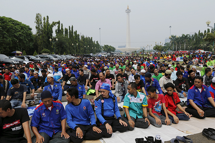 People gather in mass Friday prayer during a May Day rally in Jakarta, Indonesia, May 1, 2015 (Reuters / Beawiharta)