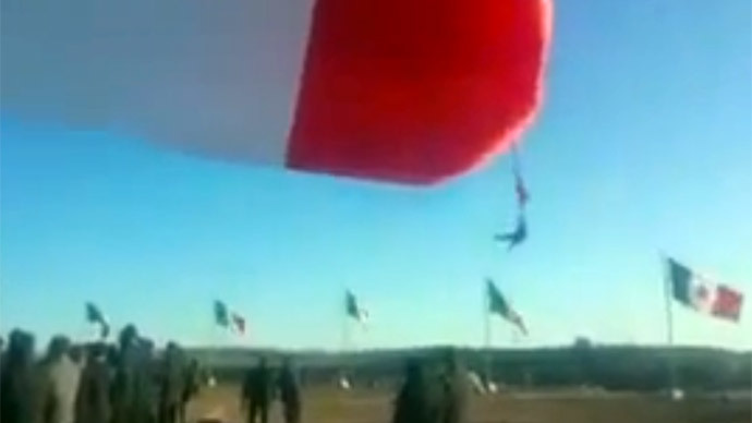 Mexican soldier 'gone with the wind' during flag-raising ceremony (VIDEO)