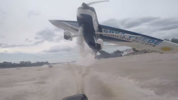 Lucky escape: Low-flying plane nearly hits fishermen’s boat in Argentina (VIDEO)