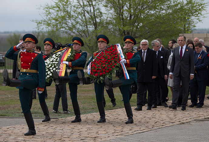 German Foreign Minister Frank-Walter Steinmeier (4thR) and his Russian counterpart Sergey Lavrov (2ndR) at a memorial to Soviet soldiers killed in Stalingrad during WWII. Volgograd, May 7, 2015 (AFP Photo / Pool)