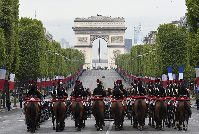 French Republican Guards surround French President Francois Hollande's car on their way to attend a ceremony marking 70 years since the victory over Nazi Germany during World War Two, at the Arc de Triomphe in Paris, France, May 8, 2015 (Reuters / Loic Venance)