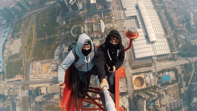 ​Shenzhen birdmen: Two daredevils, one mega-tall tower and a selfie stick (VIDEO)