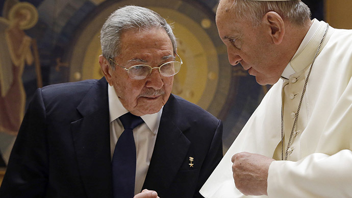 Castro meets Pope, promises to go 'back to praying & church'