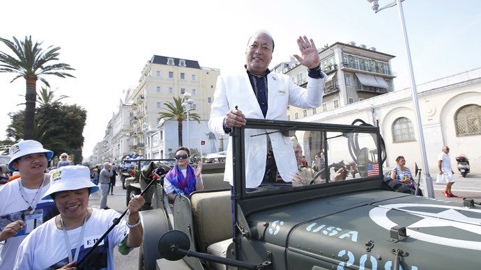 hinese businessman and CEO of the group "Tiens" Li Jinyuan (C) parades on May 8, 2015 in Nice as part of the two-days celebration weekend for the 20th anniversary of his company in which he invited 6,400 of his employees. (AFP Photo / Valery Hache)