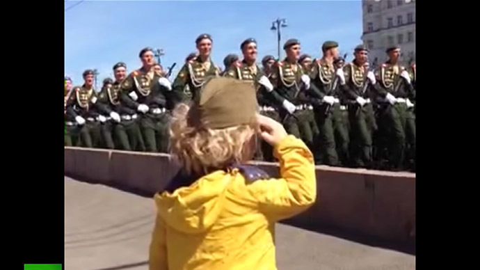 ‘Our little general’: Touching video of troops saluting little kid on V-Day rehearsal (VIDEO)