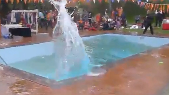 Seismic splash: Pool tsunami spillage in Kathmandu during earthquake (VIDEO)