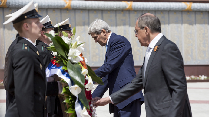 U.S. Secretary of State John Kerry and Russian Foreign Minister Sergey Lavrov (R) lay a wreath at the Zakovkzalny War Memorial in Sochi, Russia May 12, 2015 (Reuters / Joshua Roberts)