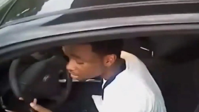 Lucky escape: Police officer dragged along by car as suspect drives off (VIDEO)