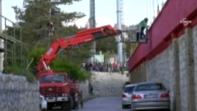 Turkish football manager uses crane to watch game after stadium ban (VIDEO)
