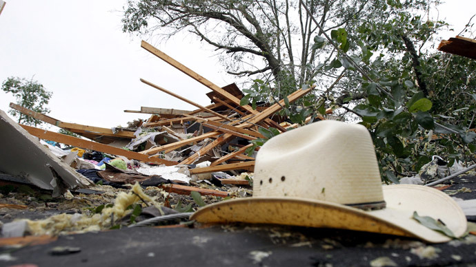 Twisted weather: 19 tornadoes wreak havoc, down power in central US states (IMAGES)