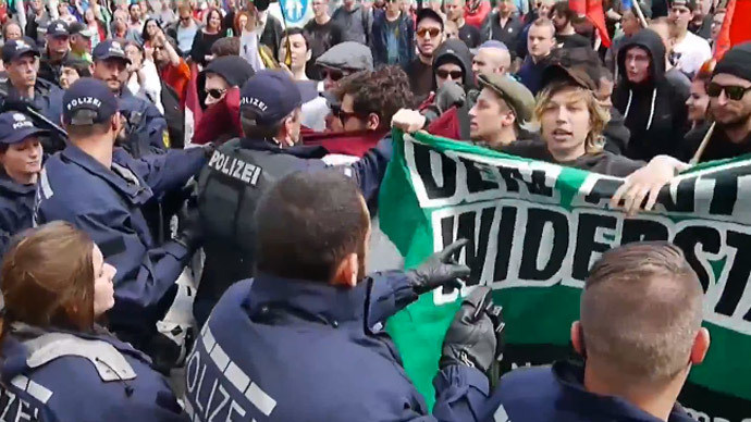 Police injured as thousands protest small PEGIDA rally in Stuttgart (PHOTOS, VIDEO)