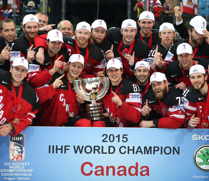 Canadian players, winners of the gold medals at the 2015 IIHF Ice Hockey World Championship, during the award ceremony.(RIA Novosti / Grigoriy Sokolov)
