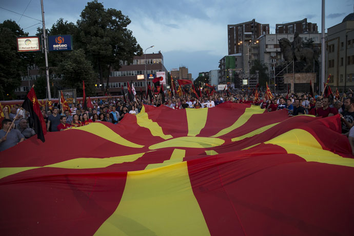 Supporters of the ruling VMRO-DPMNE party and Prime Minister Nikola Gruevski hold a Macedonian flag during a rally in Skopje, Macedonia, May 18, 2015. (Reuters/Marko Djurica)