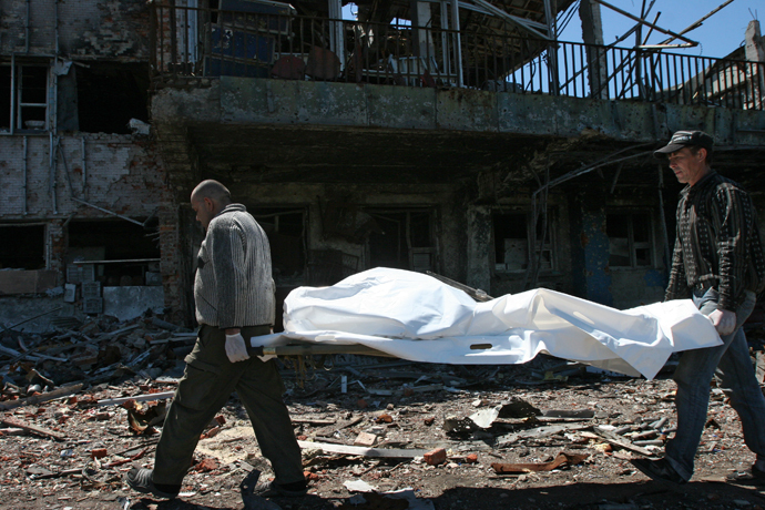 Volunteers evacuate bodies of Ukrainian troops recovered in Donetsk airport by representatives of the OSCE, International Red Cross, Donetsk People's Republic's Defense Ministry. (RIA Novosti / Igor Maslov)