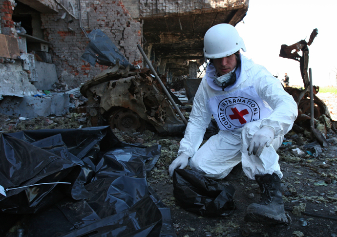 An International Red Cross worker recovers bodies of Ukrainian troops in Donetsk airport. (RIA Novosti / Igor Maslov)