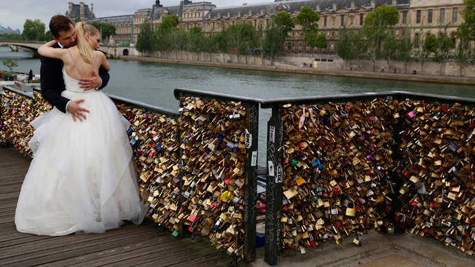 Adieu my love! Up to 1 million 'love locks' removed from famous Paris bridge (PHOTOS, VIDEO)