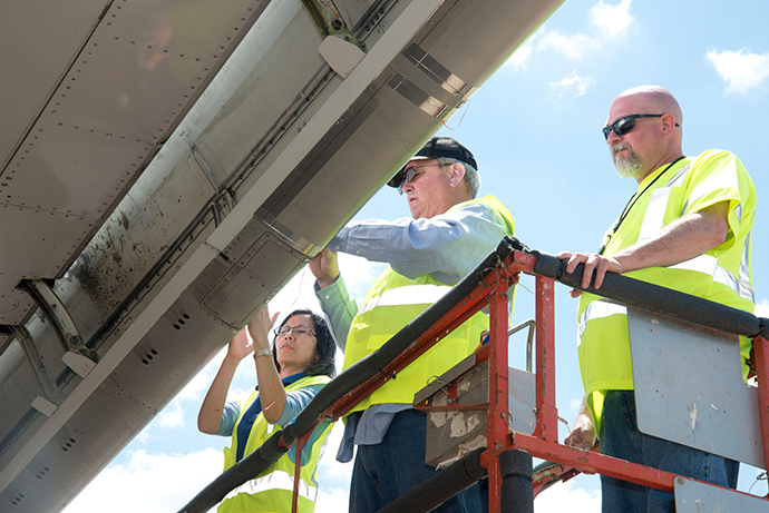 Scientists count insect residue on the right wing of Boeingâs ecoDemonstrator 757 aircraft following a flight test in Shreveport, Louisiana (Photo: NASA / Paul Bagby)