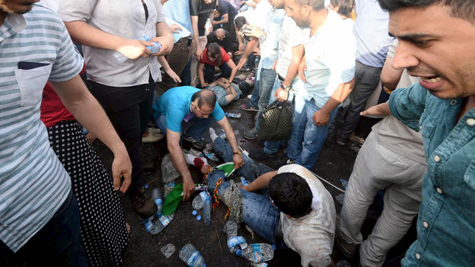 Injured people get first aid after an explosion during an election rally of pro-Kurdish Peoples' Democratic Party (HDP) in Diyarbakir, Turkey, June 5, 2015.(Reuters / Stringer )