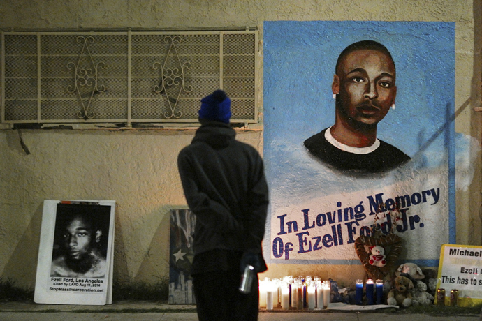A man stands near a mural for Ezell Ford after the Los Angeles County Coroner released an autopsy report on the LAPD's shooting of Ford in Los Angeles, California December 29, 2014. (Reuters / Jonathan Alcorn)