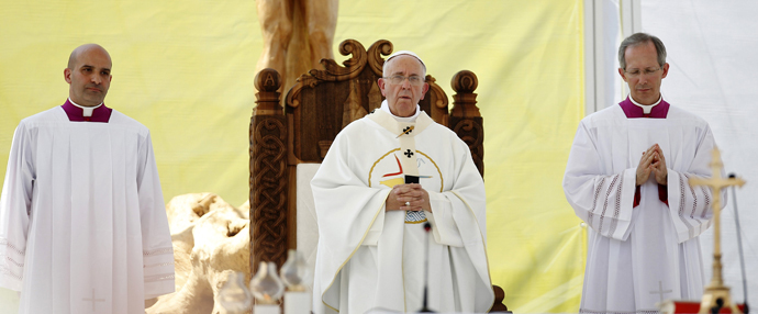 Pope Francis (C) celebrates a Holy Mass at the stadium in Sarajevo, Bosnia and Herzegovina, June 6, 2015. (Reuters / Dado Ruvic)