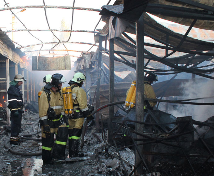 Firemen extinguish fire at the Oktyabrksy market caused by a shell hit during the shelling of Donetsk. (RIA Novosti/Irina Gerashchenko)