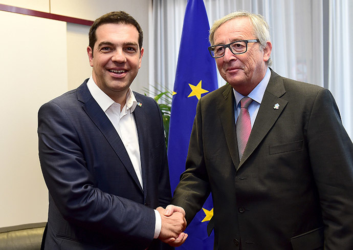 Greek Prime Minister Alexis Tsipras poses with European Commission President Jean-Claude Juncker (R) ahead of a meeting at the EU Council in Brussels, Belgium, June 11, 2015. (Reuters/Emmanuel Dunand)