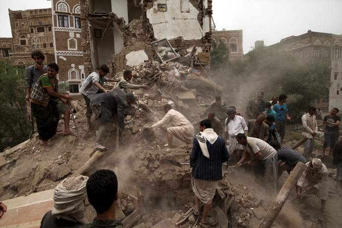 People search for survivors under the rubble of houses destroyed by an air strike in Sana'a June 12, 2015. (Reuters / Mohamed al-Sayaghi)