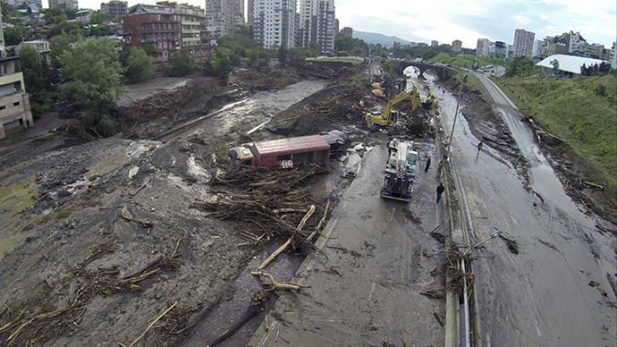 Rescuers work among debris at a flooded street in Tbilisi, Georgia, June 14, 2015 (Reuters / Irakli Gedenidze)