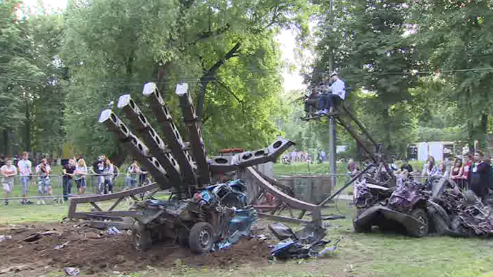 Smash & grab: ‘Hand of Man’ robot wrecks cars at Moscow Geek Picnic (VIDEO)