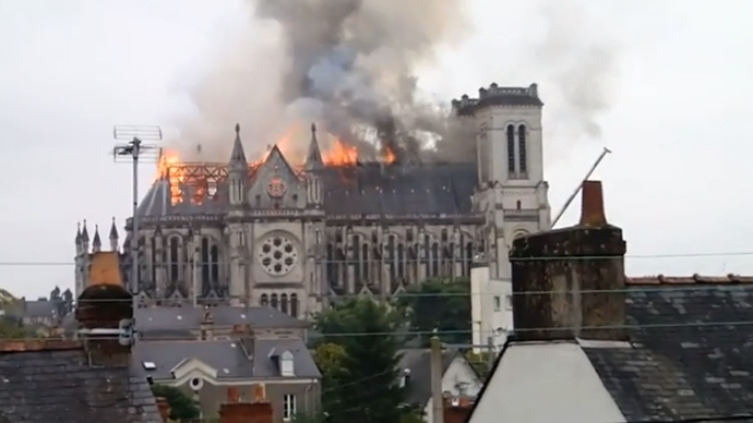 ​Flames burst through roof: Blaze engulfs historic basilica in Nantes, France (VIDEO)