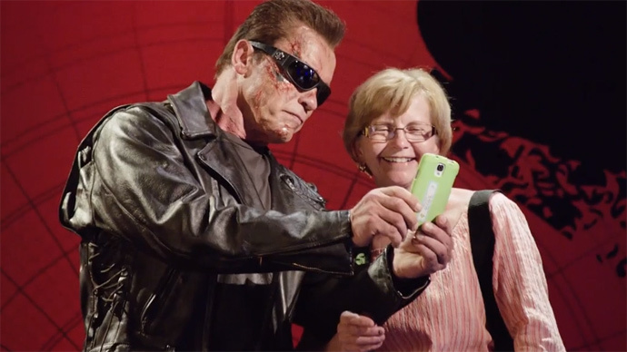 ​Schwarzenegger poses as 'Terminator' waxwork for charity, terrifies fans (VIRAL VIDEO)