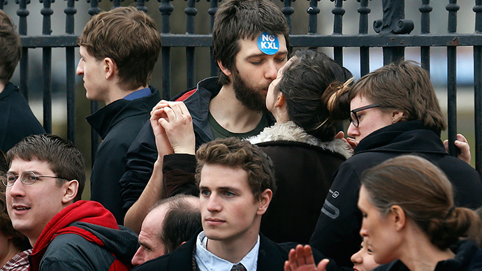 Occupy Wall Street celebrates 'kissing day' with pics of love amidst violence