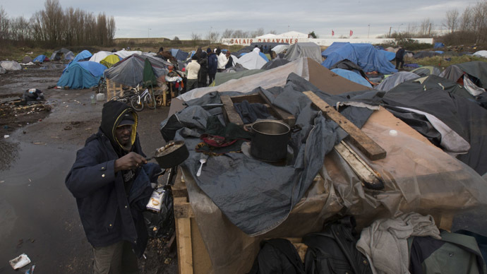 France arrests 100 British migrant smugglers in Calais